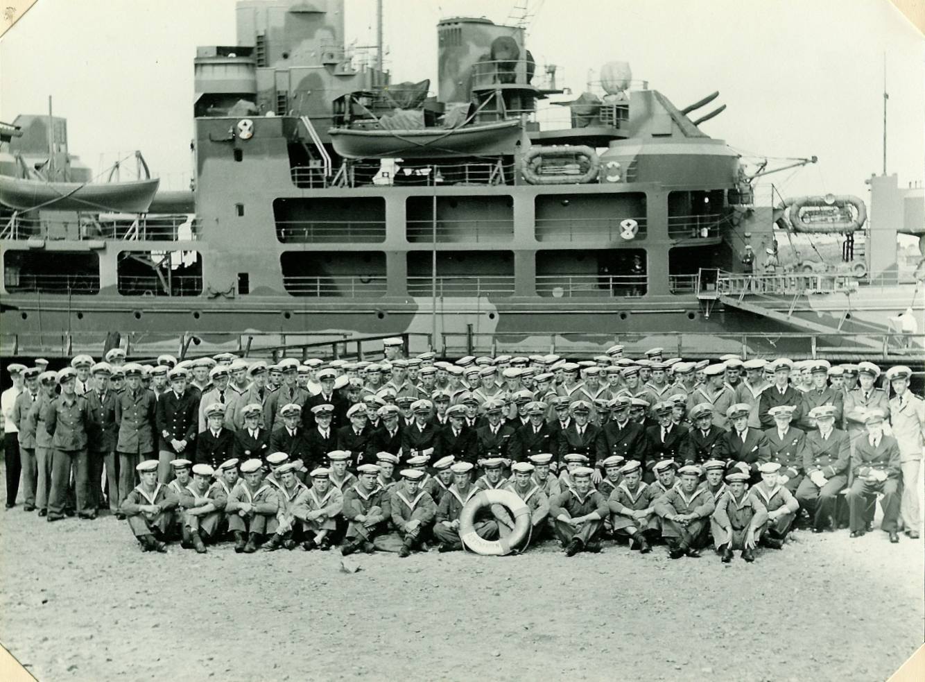 Älvsnabben med besättning 1952. Det är jag som sitter som nummer sju från höger, framför fartygschefen. Klicka på bilden för att förstora!
