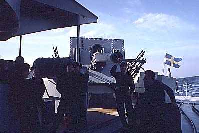 Vapenvård på en av de stora 15,2 cm m/98 kanonerna i aktern.
