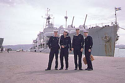 Fyra glada svenska sjömän framför vår kajplats i Tanger.