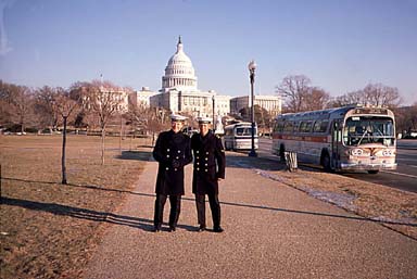 Två svenska blåkragar poserar framför the Capitol.