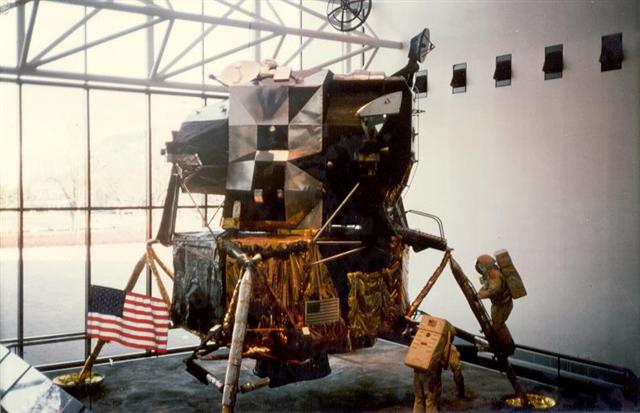 National Air and Space Museum, som det hette då. Arrangemanget föreställer Neil Armstrongs och Buzz Aldrins första steg på månen.