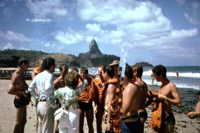 P stranden mtte den svenske ambassadren i Brasilien, Gunnar Lonaeus, med hustru Inger.