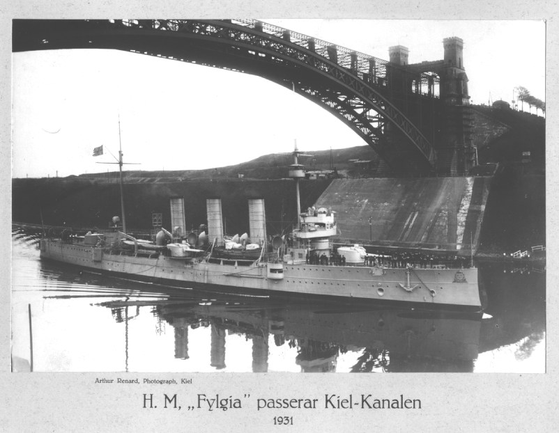 HMS Fylgia passerar Kiel kanalen. Klicka för att förstora!